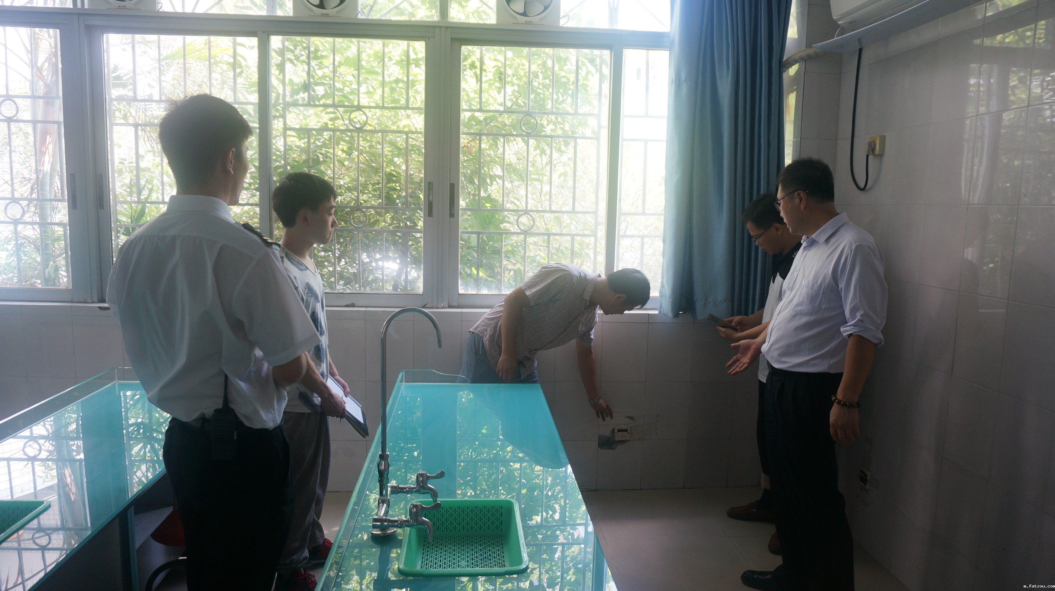 20180522徐连佳校长带队进行全校安全大检查 (12)